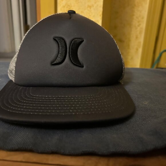 Hurley Blocked Trucker 2.0 Hat gray & black snap closure - Picture 1 of 4